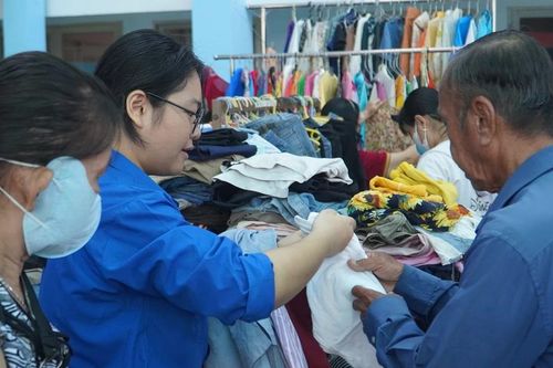 Cuối tuần, bạn trẻ TP. HCM chia sẻ với cộng đồng qua gian hàng '0 đồng'