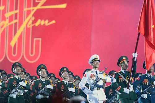 Đêm diễn 'Tổ quốc trong tim' bùng nổ cùng tình yêu nước nồng nàn