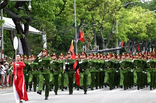Hàng ngàn người dân đổ về Hồ Gươm xem lực lượng công an diễu hành