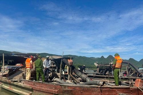 Phát hiện đối tượng khai thác cát trái phép trên sông Gianh