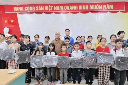 Nhiều quà tặng đến với học sinh vùng biên giới khó khăn tỉnh Tuyên Quang
