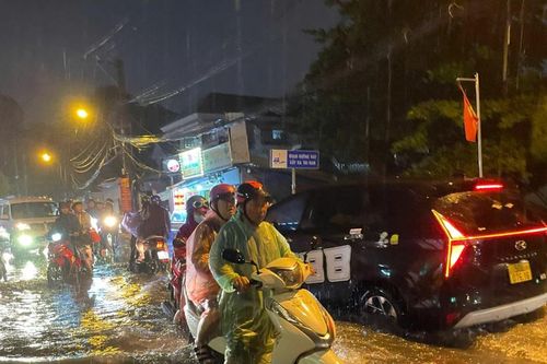 Mưa lớn tại TPHCM, nhiều tuyến đường 'thành sông'