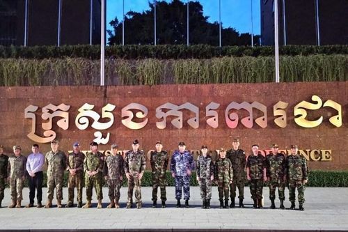 Đoàn tùy viên quân sự nước ngoài thị sát biên giới Campuchia