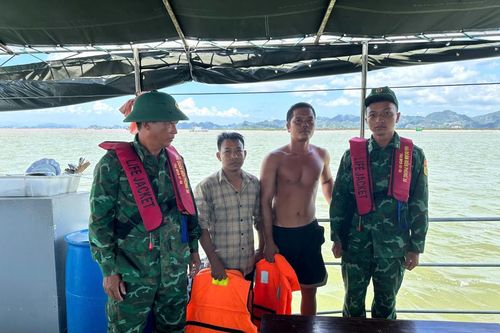 Hải đoàn Biên phòng 38 cứu thành công 2 ngư dân bị lật xuồng trên vùng biển Cát Hải