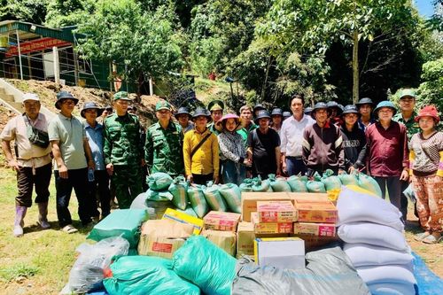 Hỗ trợ nhân dân bản biên giới của Lào nhu yếu phẩm sau thiên tai