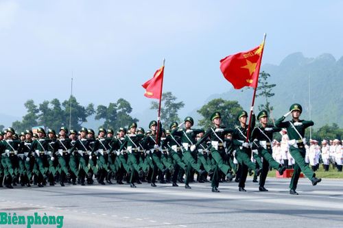 Những chiến sĩ mang quân hàm xanh vững bước dưới Quân kỳ Quyết thắng