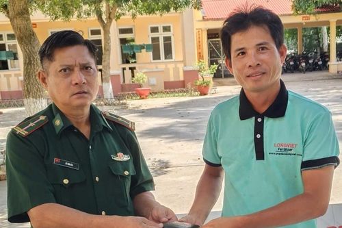 Cán bộ Biên phòng nhặt được của rơi trả lại người đánh mất