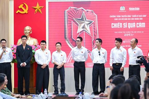 Các nghệ sĩ 'Chiến sĩ quả cảm' giao lưu với bạn đọc tại Báo Nhân Dân