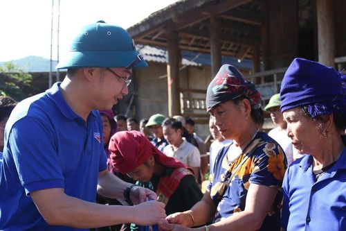 Đoàn công tác Trung ương Đoàn thăm, tặng quà người dân bị thiệt hại bởi bão lũ tại Sơn La