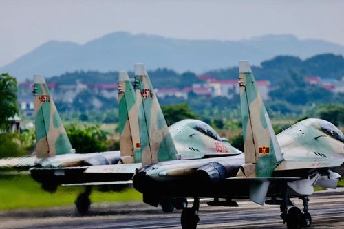 Chiêm ngưỡng 'hổ mang chúa' Su-30MK2 hợp luyện diễu binh trên bầu trời