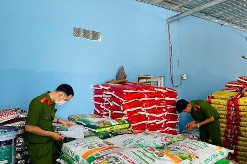 Cà Mau thu giữ lượng lớn phân bón, chế phẩm nuôi thủy sản không rõ nguồn gốc