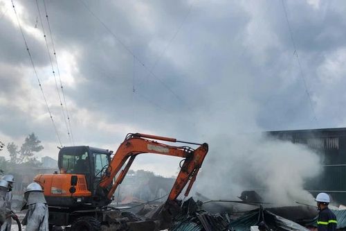Kho phế liệu tại Tân Triều cháy lớn sau một số tiếng nổ