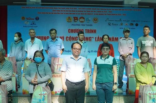 'Chung tay vì cộng đồng': Mang niềm vui đến bà con khó khăn tại TPHCM