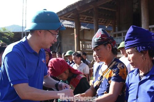 Trung ương Đoàn tặng quà người dân vùng lũ Sơn La