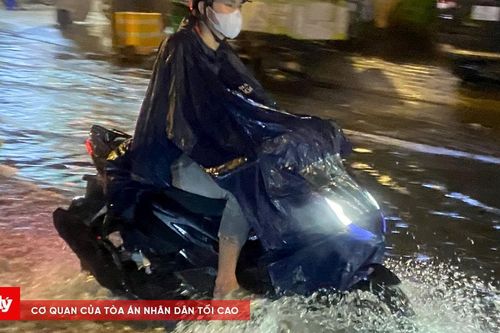 TP.HCM mưa lớn, nhiều đường ngập sâu