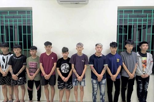Bắt giam 12 thanh thiếu niên mang hung khí đuổi đánh nhau trên phố