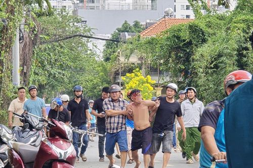 Khống chế người đàn ông cầm dao, biểu hiện bất thường trên đường phố TPHCM