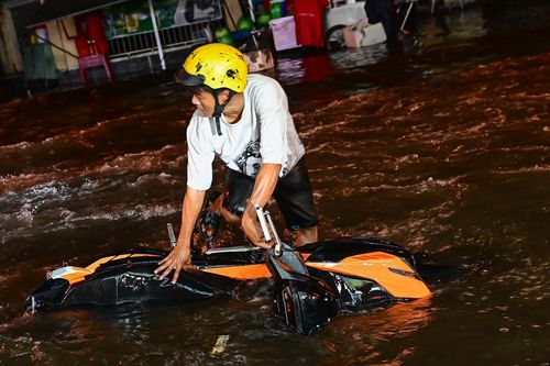 Mưa lớn cuối tuần, xe máy té nhào, người dân TPHCM bì bõm đẩy ô tô trong biển nước