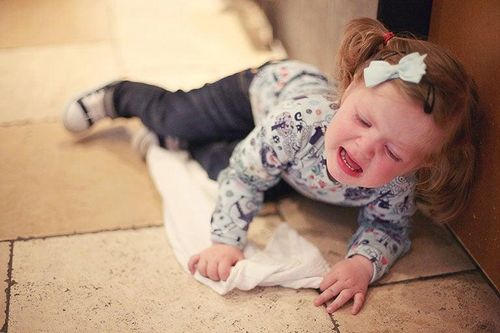 Làm gì khi trẻ ăn vạ, la hét nơi công cộng?