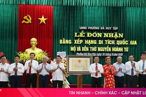 Đón bằng xếp hạng Di tích cấp quốc gia Mộ và Đền thờ Nguyễn Hoành Từ