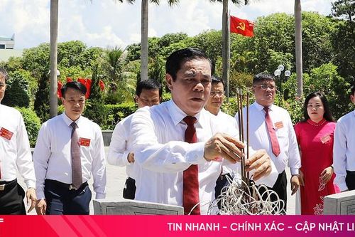 Đoàn đại biểu Đảng bộ UBND tỉnh Hà Tĩnh báo công dâng Bác trước thềm đại hội