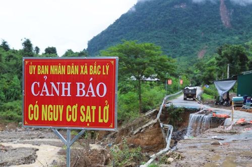 Nghệ An: Quốc lộ 16 tạm thời bị chia cắt do sạt lở nghiêm trọng tại Km364