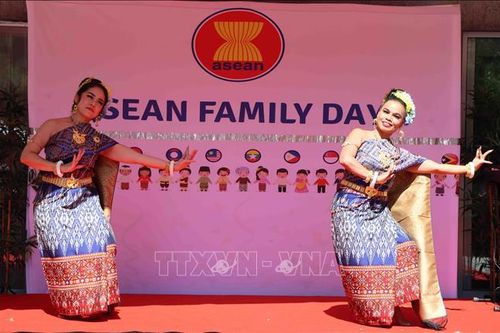 Nhịp sống ASEAN rộn ràng giữa lòng châu Âu