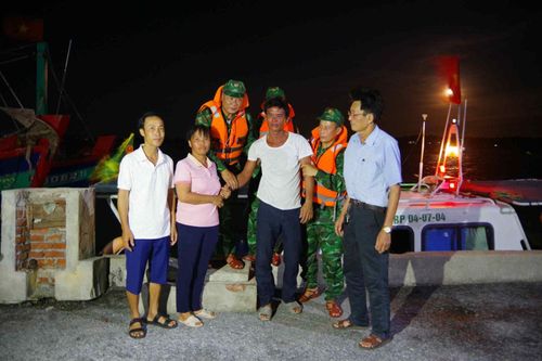 Bộ đội Biên phòng phối hợp tìm kiếm, cứu nạn thành công ngư dân gặp nạn trên biển
