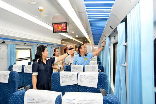 Đoàn tàu du lịch chất lượng cao Hà Nội – Đồng Hới chính thức lăn bánh