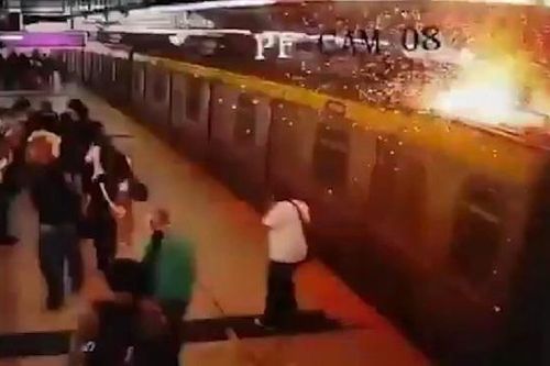 Sét bất ngờ đánh trúng đoàn tàu khiến hành khách sợ hãi