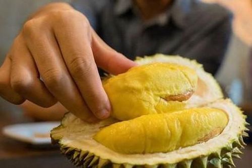 Người đàn ông 50 tuổi đột quỵ sau khi ăn 7 trái sầu riêng trong một ngày