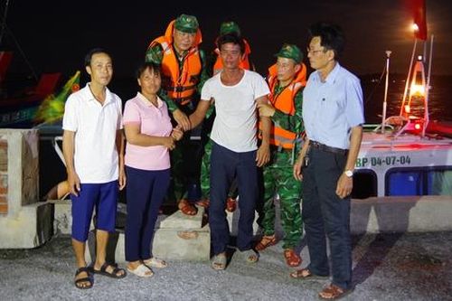 Bộ đội Biên phòng Ninh Bình bàn giao ngư dân gặp nạn trên biển về với gia đình