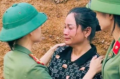 Phụ nữ Công an tỉnh Nghệ An trao tặng hơn 300 triệu đồng cho người dân vùng lũ