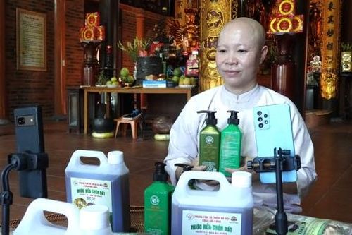 Sư thầy livestream bán hàng OCOP nuôi trẻ mồ côi