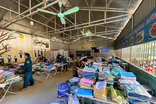 Bộ đội hỗ trợ vệ sinh trường học vùng lũ