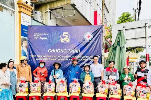 Nha khoa thẩm mỹ Happy Smile tặng 50 suất quà cho người nghèo