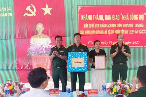 Trung đoàn Thông tin 29 bàn giao 5 căn nhà cho quân nhân có hoàn cảnh khó khăn