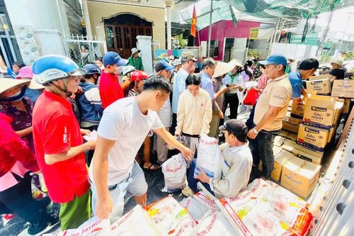 Phường Bắc Cam Ranh tặng 500 suất quà cho người dân