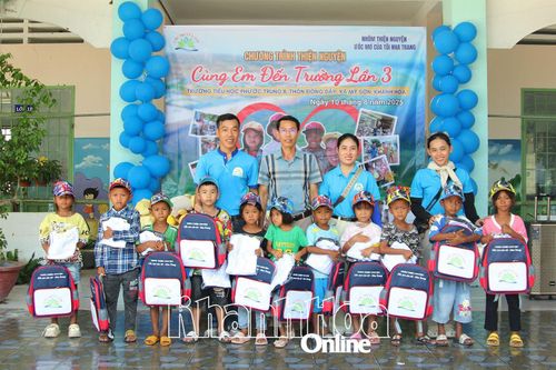 Trao 147 suất quà, học bổng cho học sinh Trường Tiểu học Phước Trung B