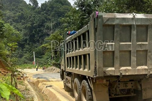 Hoàn thành khắc phục hố sụt lún trên tuyến đường vào xã Sín Chéng