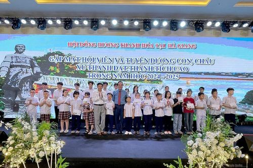 Hội đồng hương Thanh Hóa trao 177 suất quà tôn vinh các cháu học sinh đạt thành tích cao trong học tập