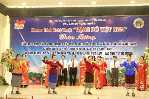 Giao lưu nghệ thuật kỷ niệm 63 năm thiết lập quan hệ ngoại giao Việt Nam - Lào