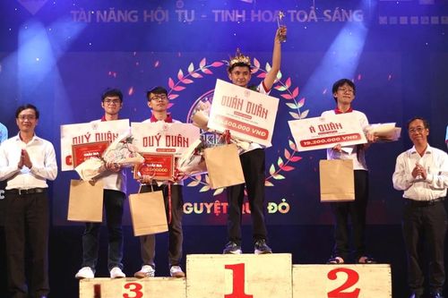 Nguyễn Hoàng Phúc Ân đại diện Trường THPT Chuyên Quốc Học - Huế tham dự 'Đường lên đỉnh Olympia' năm thứ 26