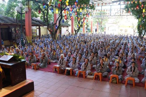 Phật tử tham gia Ngày tu an lạc tại chùa Bằng (Hà Nội)