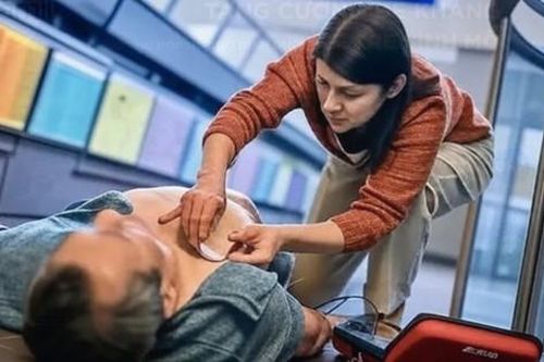 Dự án đặt máy sốc điện tim tự động của PGS Nguyễn Lân Hiếu sẽ thực hiện ra sao?