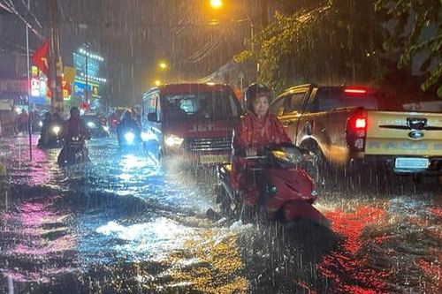 Mưa lớn nhấn chìm nhiều tuyến đường ở TP.HCM, người dân chật vật khi đi lại