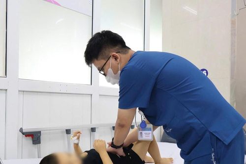 Cấp cứu bé 3 tuổi vàng da, tiểu đỏ sau khi uống nước lá lộc mại