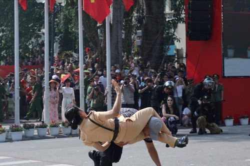 Mãn nhãn trước màn trổ tài võ thuật khống chế 'báo thủ đường phố' của nữ CSGT Hà Nội