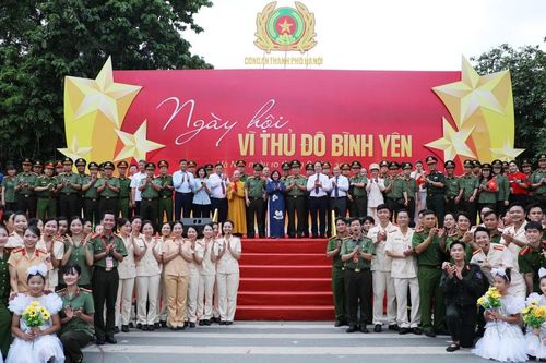 Hàng vạn người dân cùng theo dõi 'Ngày hội Vì thủ đô bình yên' với sự tham gia của 3.000 chiến sĩ Công an TP. Hà Nội