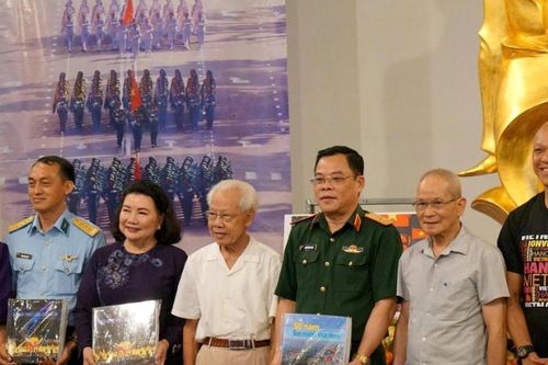 Nhiếp ảnh gia Nguyễn Á kể chuyện 'Sức mạnh Việt Nam'